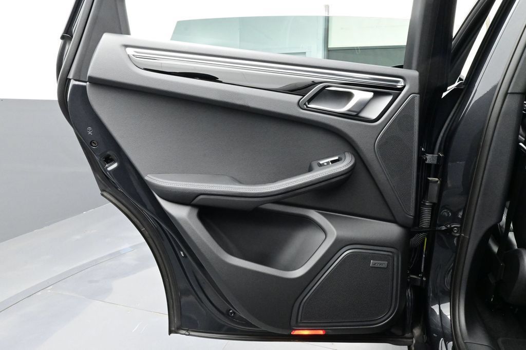 Certified 2025 Porsche Macan AWD/4WD image 13