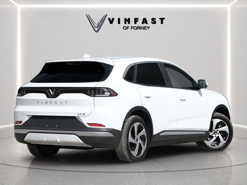New 2025 VinFast VF 8 Eco image 3