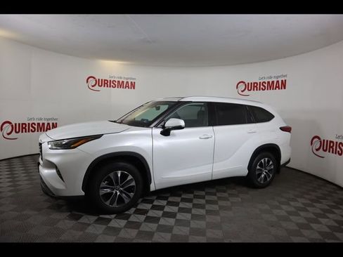 Used 2022 Toyota Highlander XLE AWD/4WD image 5