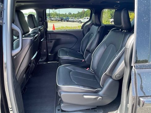 Used 2022 Chrysler Pacifica Limited w/ Uconnect Theater Family Group FWD image 41