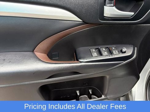 Used 2019 Toyota Highlander XLE AWD/4WD image 23