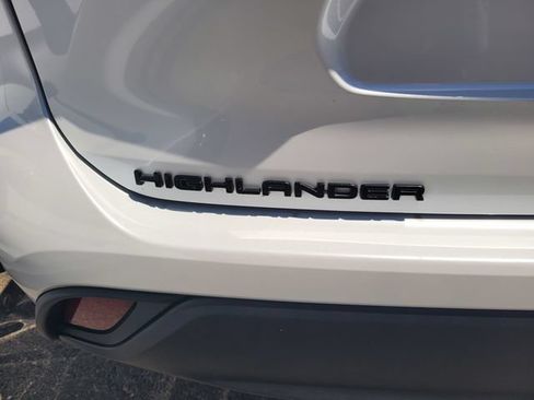 Used 2023 Toyota Highlander XLE AWD/4WD image 7