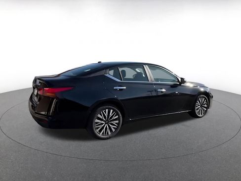 Used 2025 Nissan Altima 2.5 SV FWD image 14