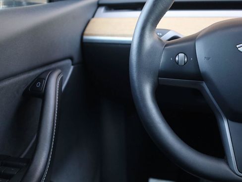 Used 2022 Tesla Model Y Long Range AWD/4WD image 29