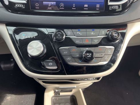Used 2023 Chrysler Pacifica Touring-L image 25