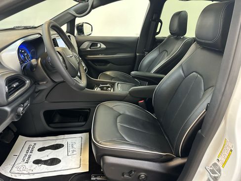 Used 2026 Chrysler Pacifica Limited FWD image 4