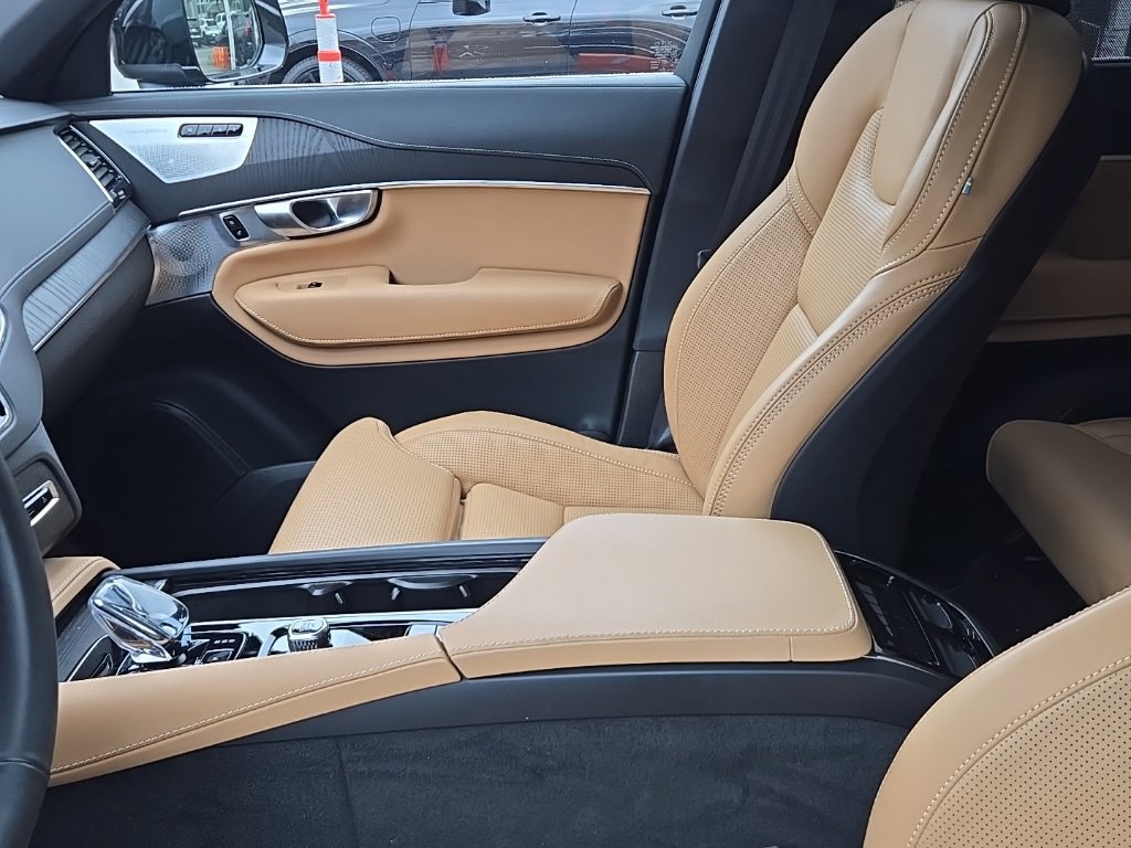 Used 2024 Volvo XC90 B6 Ultimate w/ Protection Package AWD/4WD image 13