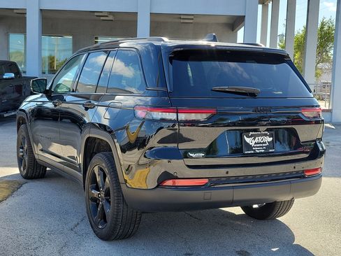 Used 2024 Jeep Grand Cherokee Limited w/ Black Appearance Package image 3