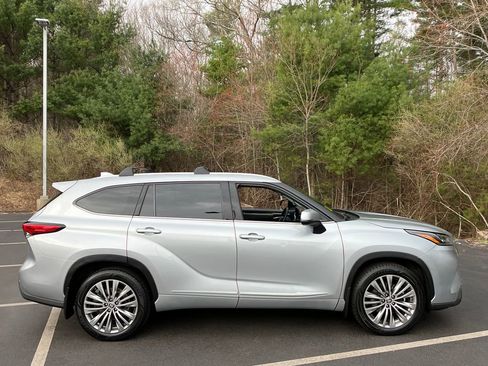 Used 2022 Toyota Highlander Platinum image 6