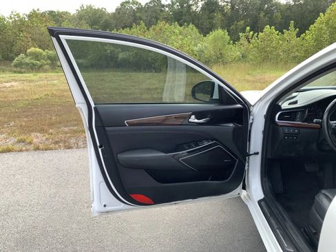 Used 2019 Kia Cadenza Technology image 17
