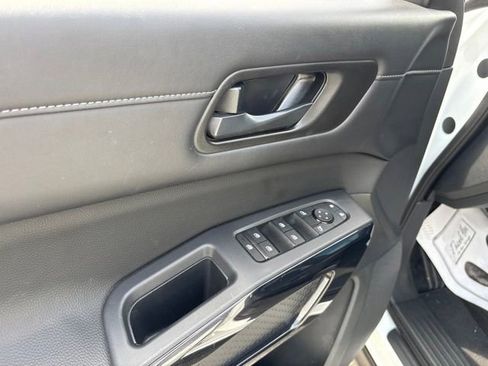 Used 2025 Nissan Pathfinder SV FWD image 10