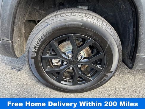 Used 2025 Jeep Grand Cherokee Altitude image 13