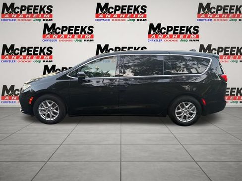 Used 2024 Chrysler Pacifica Touring-L FWD image 2