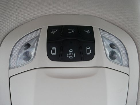 Certified 2024 Chrysler Pacifica Touring-L image 32