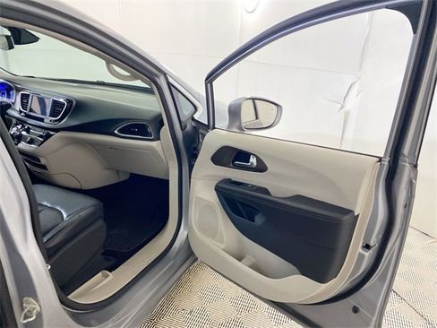 Used 2019 Chrysler Pacifica Touring-L image 37