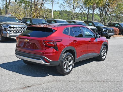 Used 2025 Chevrolet Trax LT w/ LT Convenience Package image 4