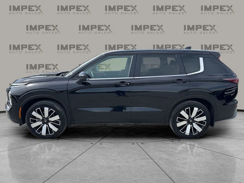 Used 2025 Mitsubishi Outlander SE FWD image 2