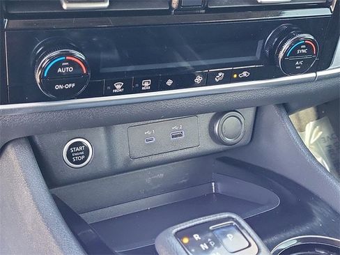 Used 2021 Nissan Rogue SV image 17