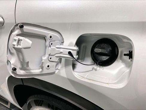 Used 2023 Toyota Highlander XLE AWD/4WD image 43