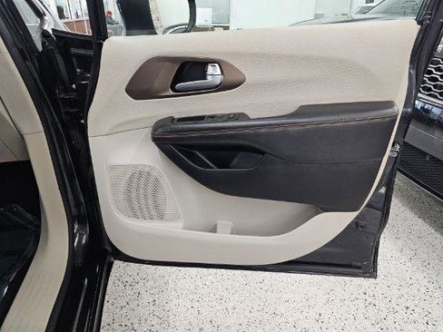 Used 2017 Chrysler Pacifica Touring w/ Tire & Wheel Group image 27