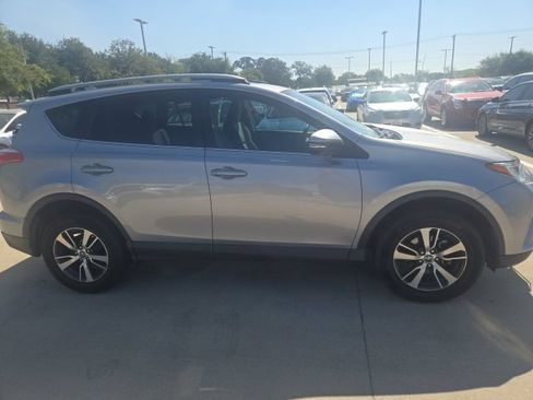 Used 2018 Toyota RAV4 XLE FWD image 2
