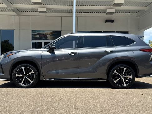 Used 2022 Toyota Highlander XSE AWD/4WD image 2