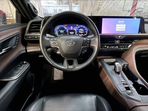 Used 2023 Toyota Crown AWD/4WD image 6