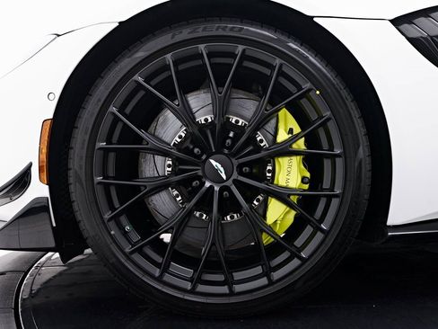 Used 2023 Aston Martin V8 Vantage Roadster image 3