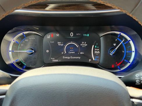 Used 2023 Chrysler Pacifica Pinnacle FWD image 19