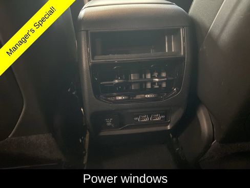 Used 2025 Jeep Grand Cherokee Altitude AWD/4WD image 12