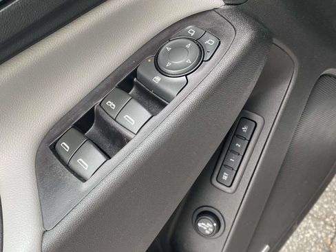 Used 2018 Chevrolet Equinox Premier FWD image 17