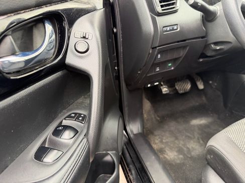 Used 2018 Nissan Rogue Sport SV image 19