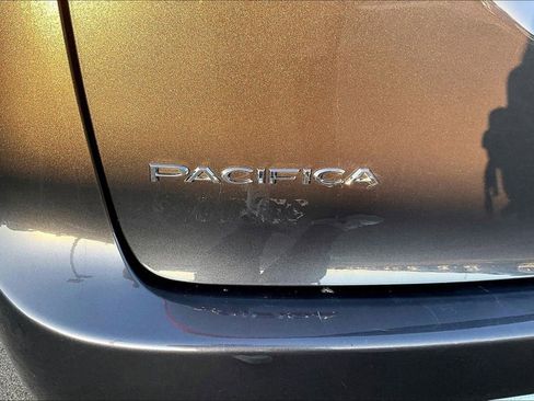 Used 2022 Chrysler Pacifica Touring-L image 23