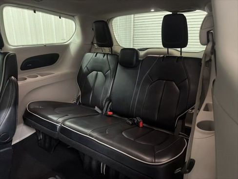 Used 2023 Chrysler Pacifica Limited FWD image 17