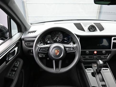 Certified 2025 Porsche Macan AWD/4WD image 17