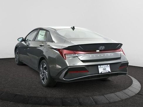 Used 2025 Hyundai Elantra Sport image 5