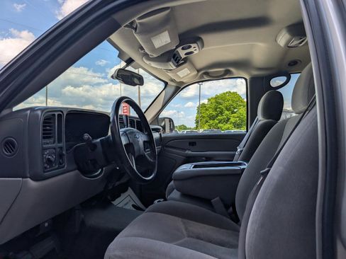Used 2004 Chevrolet Suburban LS image 12