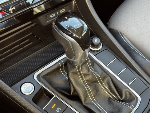 Used 2025 Volkswagen Jetta SE image 21