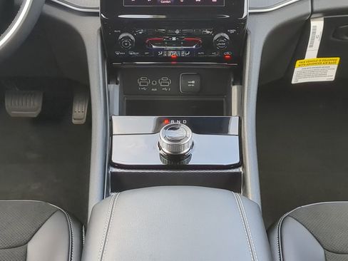 New 2025 Jeep Grand Cherokee Altitude image 17