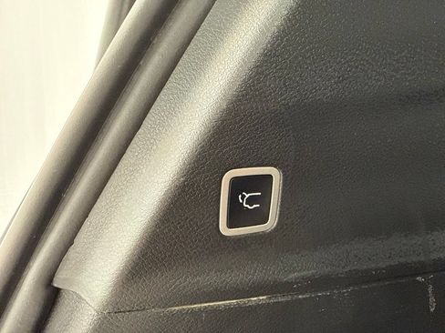 Used 2025 Chrysler Pacifica Select FWD image 12