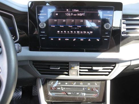 Used 2025 Volkswagen Jetta SE image 8