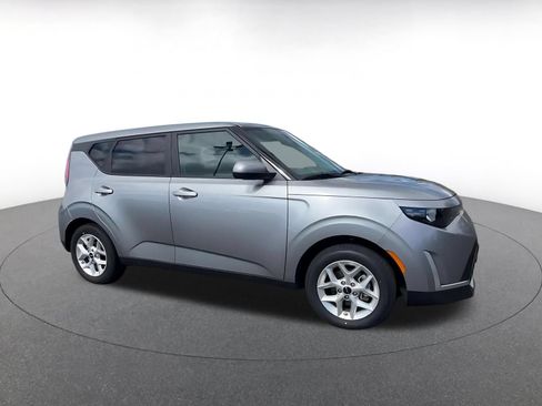 Used 2025 Kia Soul LX w/ LX Technology Package FWD image 2