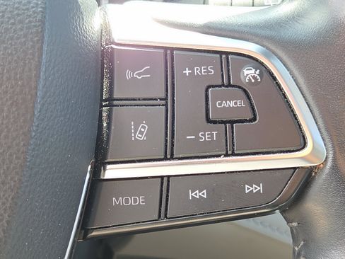 Used 2020 Toyota Highlander XLE image 28