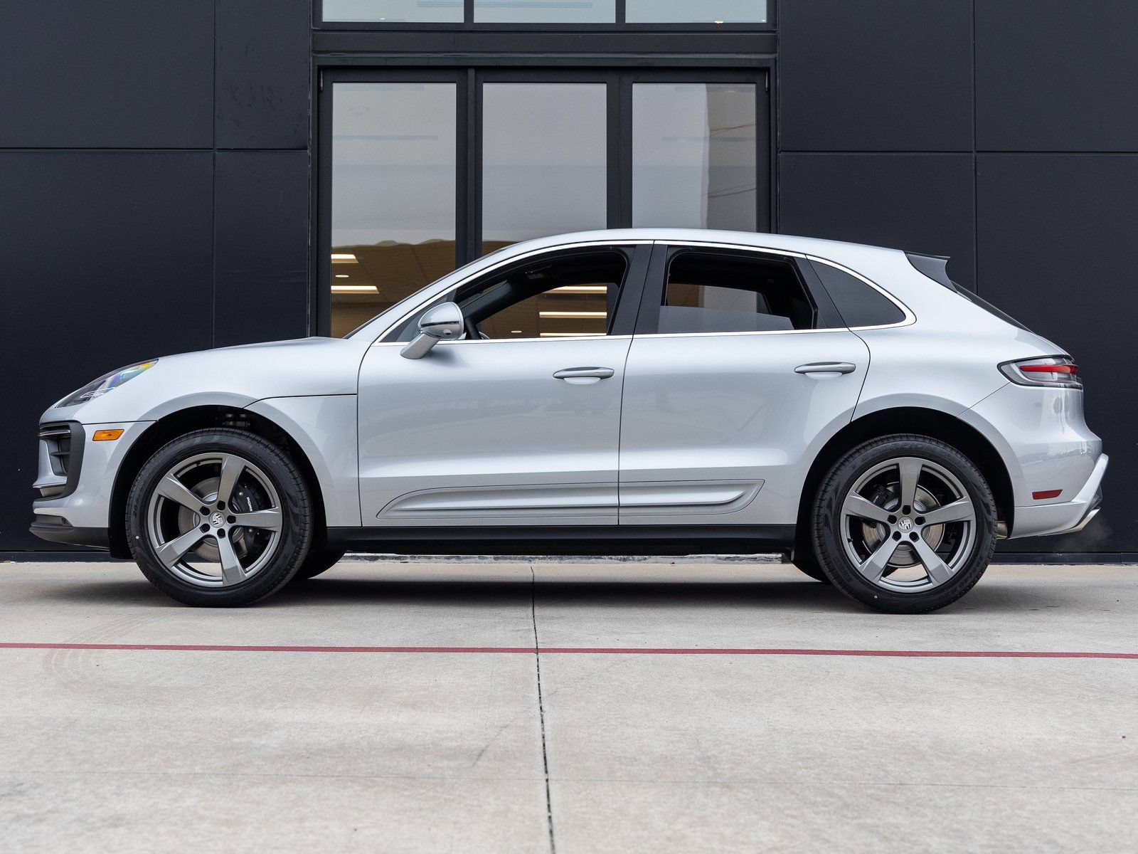 Certified 2026 Porsche Macan AWD/4WD image 2