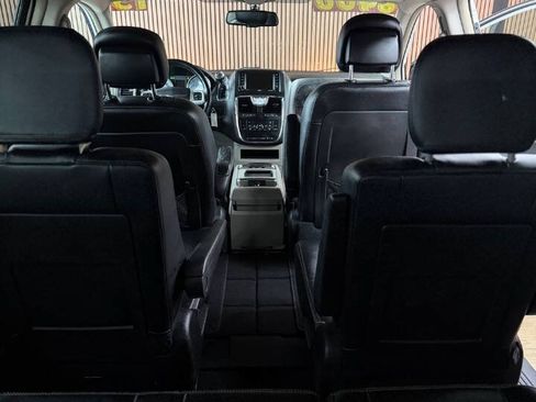 Used 2015 Chrysler Town & Country Touring w/ Driver Convenience Group FWD image 10