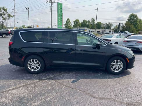 Used 2023 Chrysler Voyager LX FWD image 9