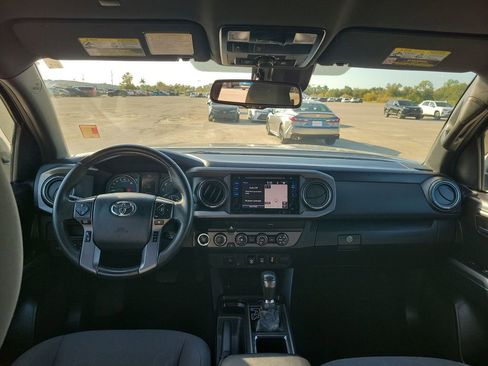 Used 2019 Toyota Tacoma TRD Off-Road image 10