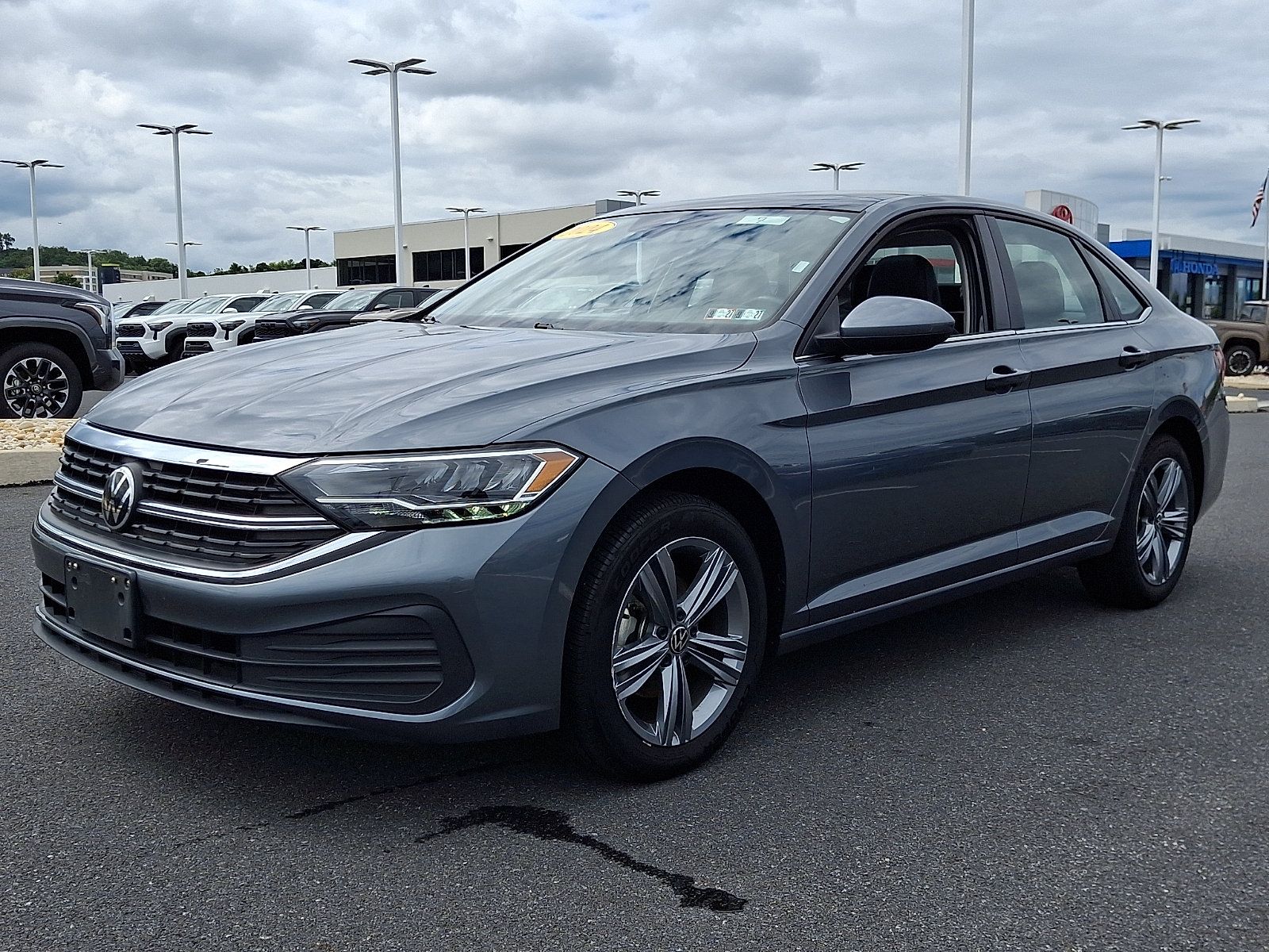 Used 2024 Volkswagen Jetta SE FWD image 3