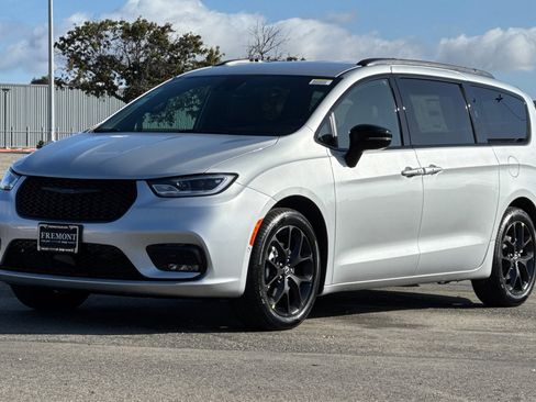 New 2026 Chrysler Pacifica Select w/ S Appearance Package image 7