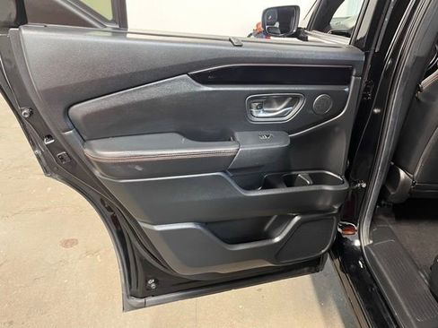 Used 2025 Honda Pilot TrailSport image 19